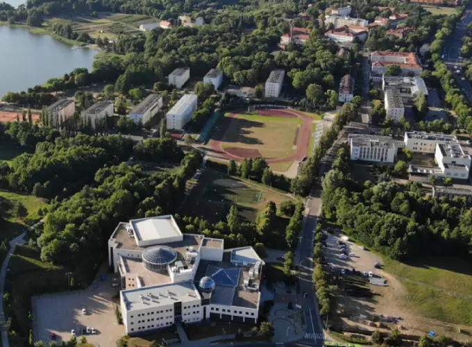 Widok z góry na kampus Uniwersytetu Warmińsko-Mazurskiego w Olsztynie – hologramy do legitymacji studenckiej i doktoranckiej
