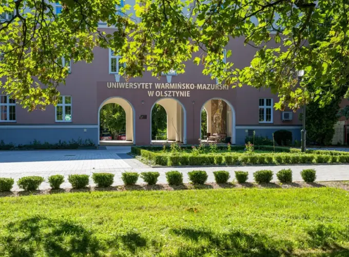 Budynek Uniwersytetu Warmińsko-Mazurskiego w Olsztynie otoczony zielenią – hologramy kolekcjonerskie studenckie i doktoranckie
