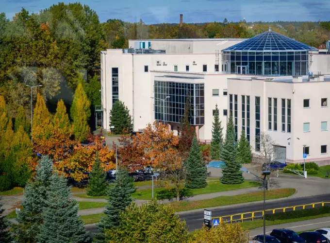 Nowoczesny budynek Uniwersytetu Warmińsko-Mazurskiego w Olsztynie – hologramy na legitymacje studenckie i doktoranckie