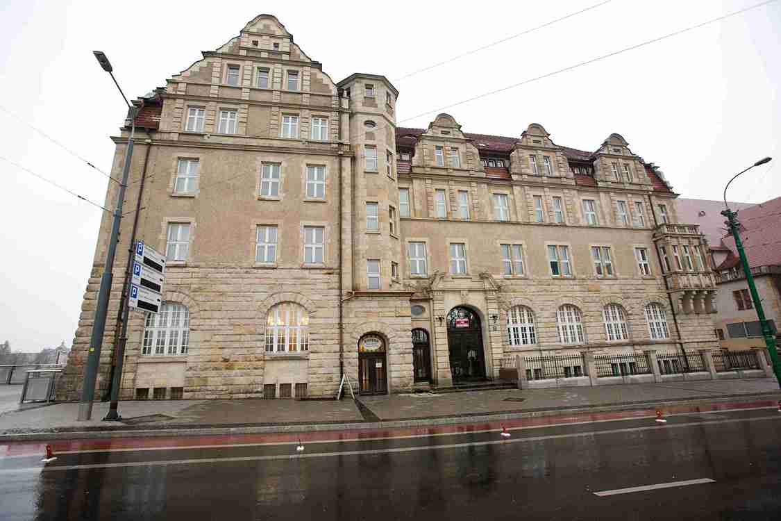 Budynek Uniwersytetu im. Adama Mickiewicza w Poznaniu – naklejki do legitymacji studenckiej UAM i hologramy kolekcjonerskie