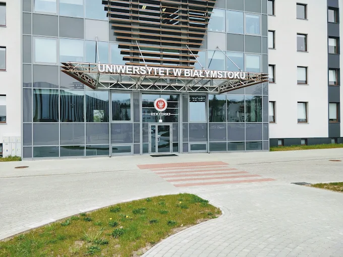 Wejście do Rektoratu Uniwersytetu w Białymstoku (UwB) – hologramy kolekcjonerskie studenckie i doktoranckie