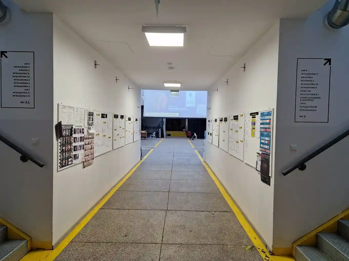 Korytarz Warszawskiej Szkoły Filmowej w Warszawie – hologramy kolekcjonerskie studenckie i doktoranckie