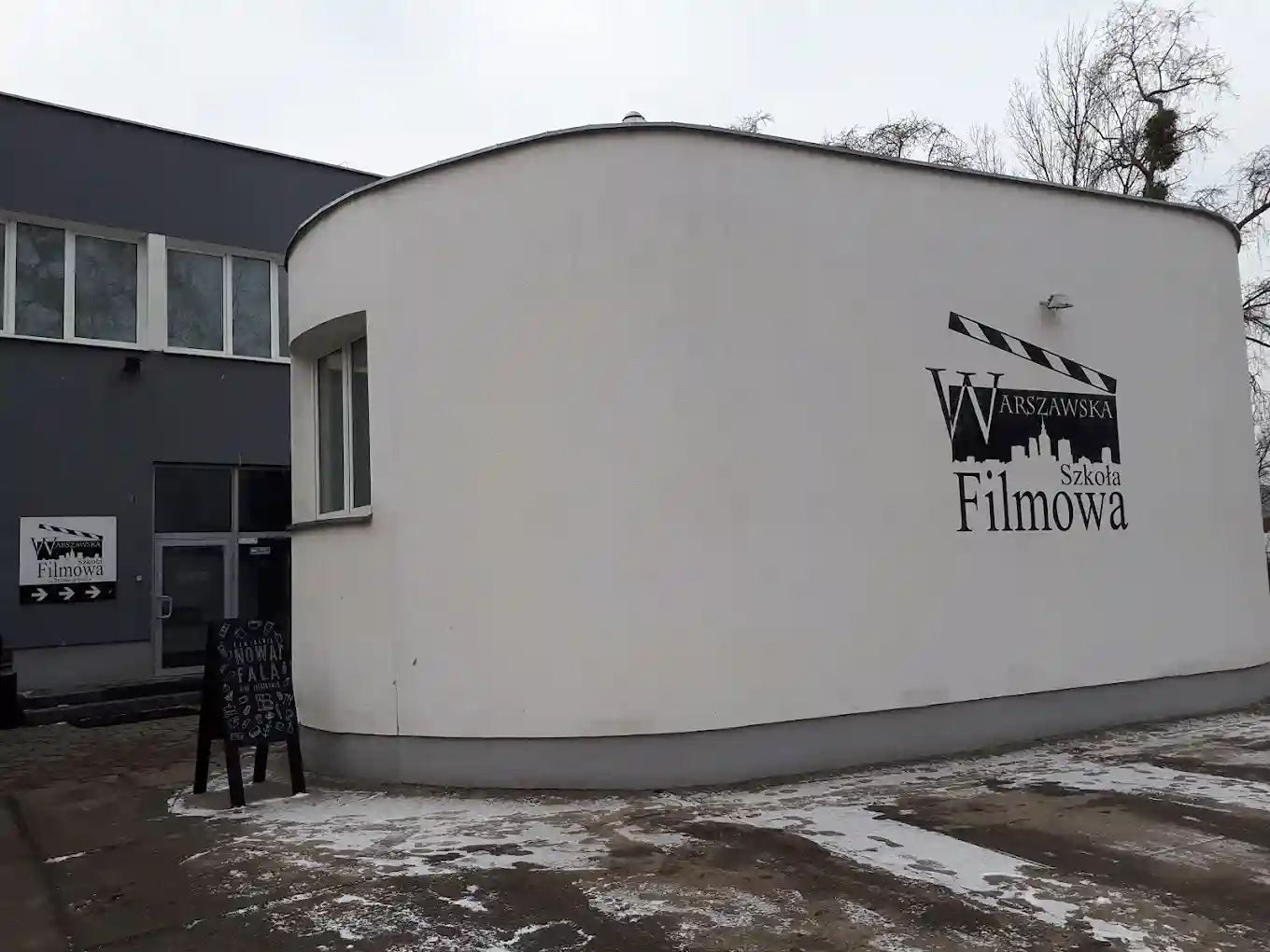 Budynek Warszawskiej Szkoły Filmowej w Warszawie – naklejki na legitymację studencką i hologramy kolekcjonerskie