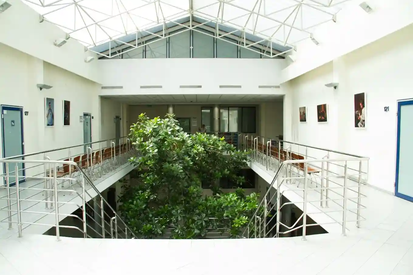 Wewnętrzne atrium WSB-NLU w Nowym Sączu z przeszklonym dachem – naklejki do legitymacji studenckiej i doktoranckiej