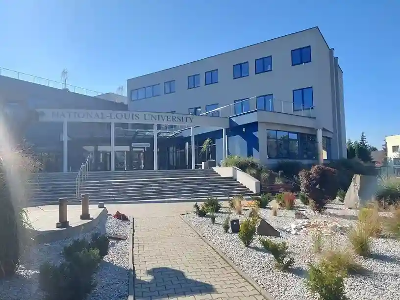 Budynek WSB-NLU w Nowym Sączu z zagospodarowanym terenem przed wejściem – naklejki do legitymacji studenckiej