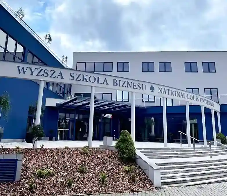 Wejście do Wyższej Szkoły Biznesu – National Louis University w Nowym Sączu – naklejki na legitymację studencką
