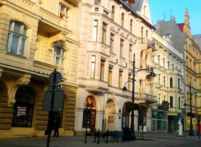 Budynek Wyższej Szkoły COSINUS w Łodzi – naklejki na legitymacje studenckie i doktoranckie