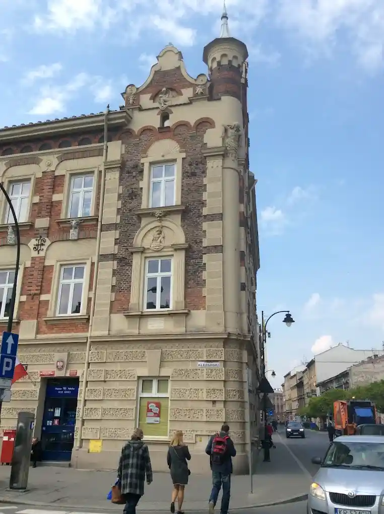 Zabytkowy budynek Wyższej Szkoły Ekonomii i Informatyki w Krakowie – hologramy kolekcjonerskie studenckie i doktoranckie