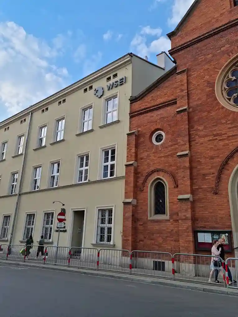 Budynek Wyższej Szkoły Ekonomii i Informatyki w Krakowie – hologramy na legitymacje studenckie i doktoranckie