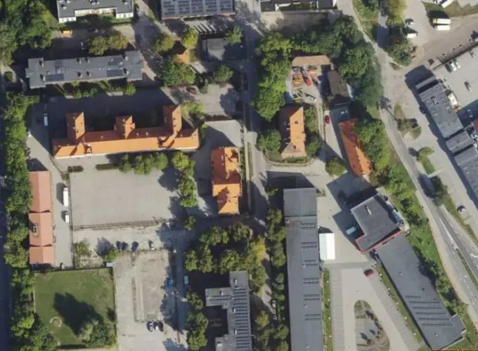 Widok z góry na zabudowania Wyższej Szkoły Informatyki i Zarządzania im. Prof. Tadeusza Kotarbińskiego w Olsztynie – hologramy do legitymacji studenckiej i doktoranckiej