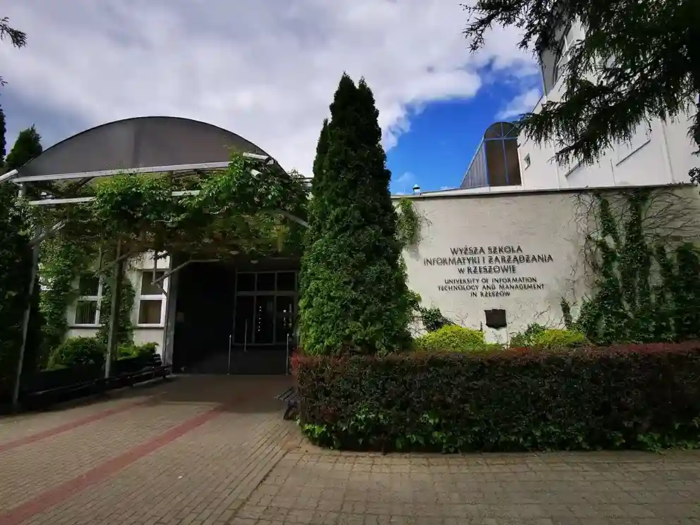 Budynek Wyższej Szkoły Informatyki i Zarządzania w Rzeszowie – hologramy do legitymacji studenckiej i doktoranckiej WSIiZ