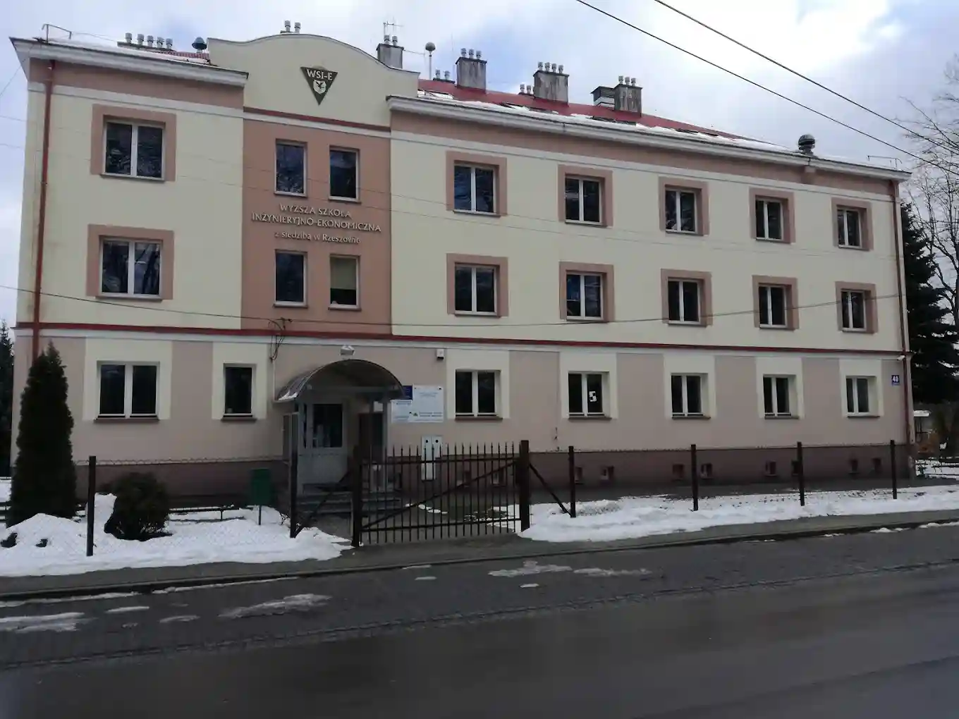 Budynek Wyższej Szkoły Inżynieryjno-Ekonomicznej w Rzeszowie – naklejki na legitymację studencką WSIE i hologramy kolekcjonerskie