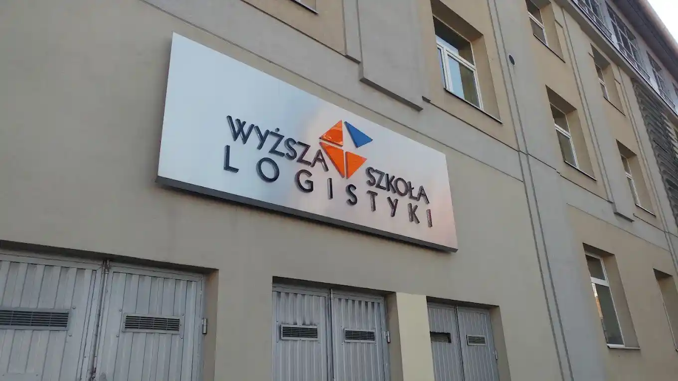Budynek Wyższej Szkoły Logistyki w Poznaniu – naklejki na legitymację studencką WSL i hologramy kolekcjonerskie