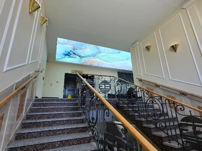 Wnętrze Wyższej Szkoły Nauk o Zdrowiu w Bydgoszczy – hologramy na legitymację studencką i doktorancką, hologramykolekcjonerskie24.com