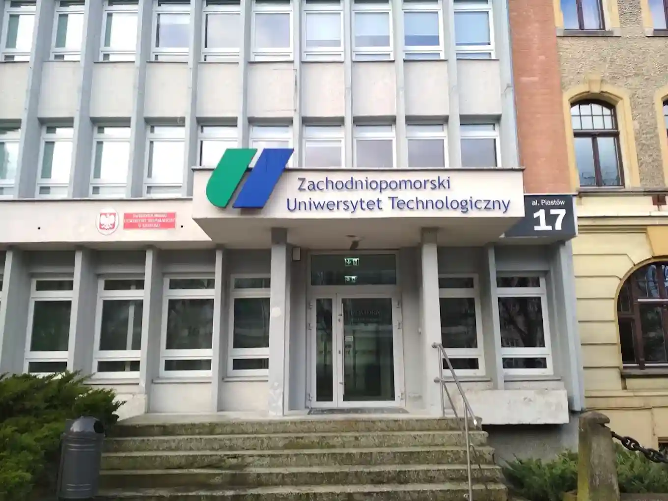 Wejście do Zachodniopomorskiej Szkoły Biznesu – Akademii Nauk Stosowanych w Szczecinie – hologramy do legitymacji studenckiej i doktoranckiej ZPSB