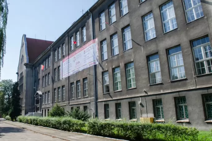 Budynek Zachodniopomorskiej Szkoły Biznesu – Akademii Nauk Stosowanych w Szczecinie – hologramy kolekcjonerskie studenckie ZPSB i naklejki do legitymacji
