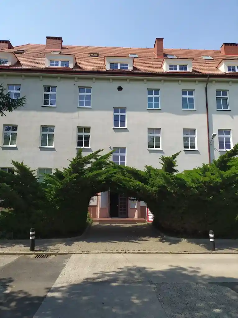 Budynek Zachodniopomorskiej Szkoły Biznesu – Akademii Nauk Stosowanych w Szczecinie – naklejki na legitymację studencką ZPSB i hologramy kolekcjonerskie