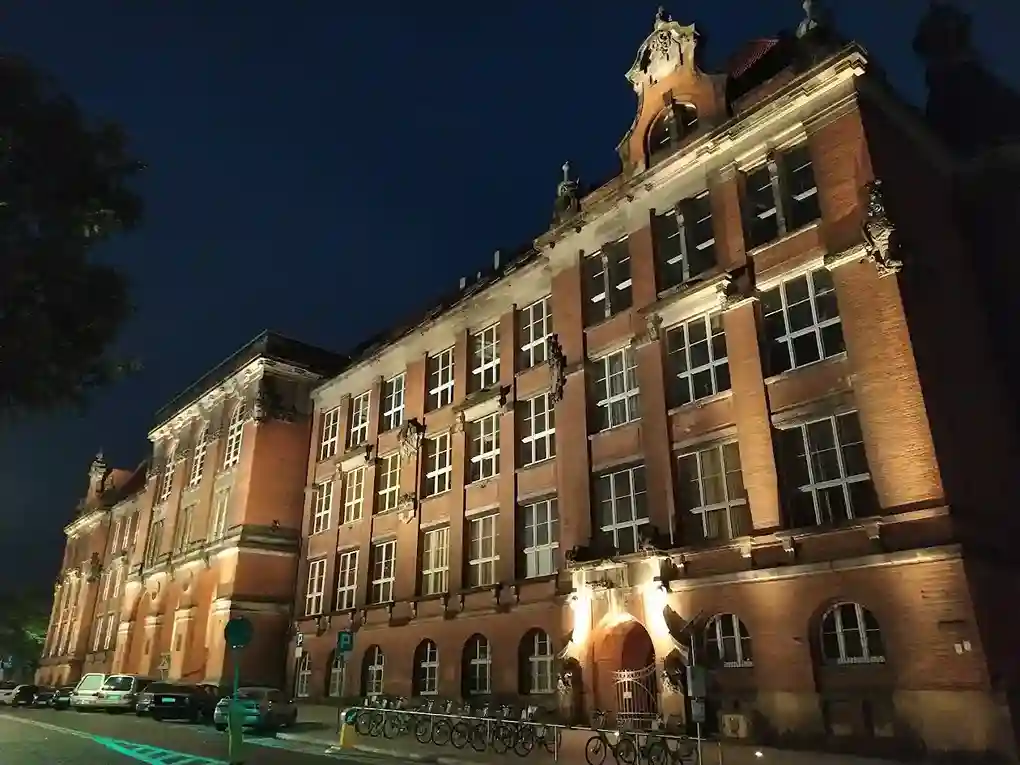 Nocny widok Zachodniopomorskiego Uniwersytetu Technologicznego w Szczecinie – hologramy do legitymacji studenckiej i doktoranckiej ZUT