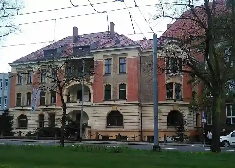 Zabytkowy budynek Zachodniopomorskiego Uniwersytetu Technologicznego w Szczecinie – hologramy kolekcjonerskie studenckie ZUT i naklejki do legitymacji