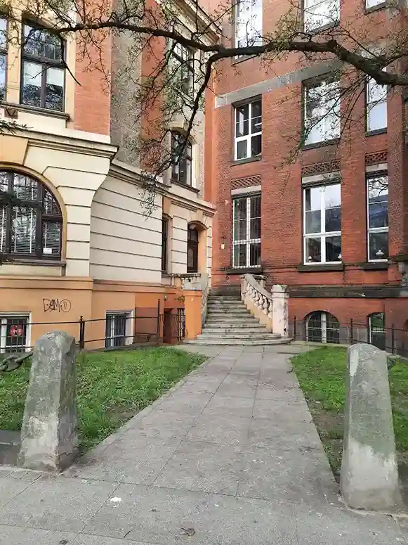 Budynek Zachodniopomorskiego Uniwersytetu Technologicznego w Szczecinie – hologramy na legitymację doktorancką ZUT i naklejki kolekcjonerskie