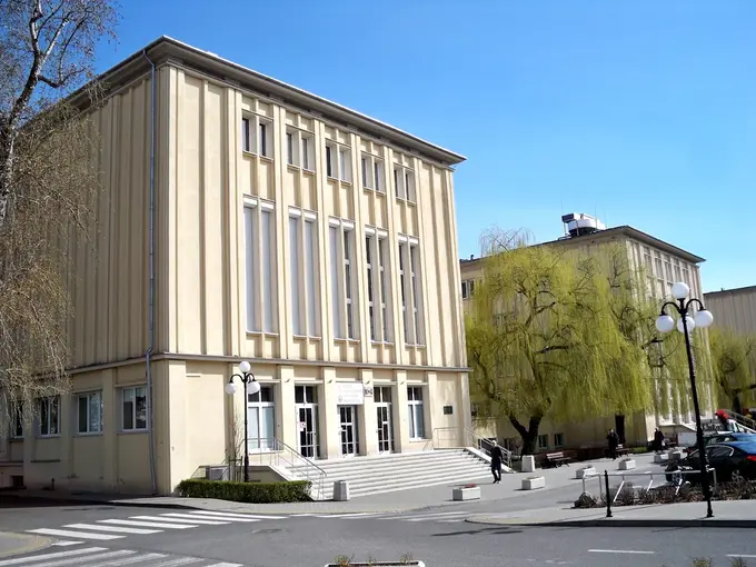 Budynek na kampusie AGH w Krakowie – hologramy na legitymacje studenckie i doktoranckie