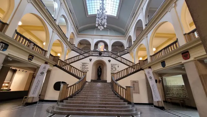 Reprezentacyjny hol główny AGH w Krakowie – naklejki do legitymacji studenckiej i doktoranckiej