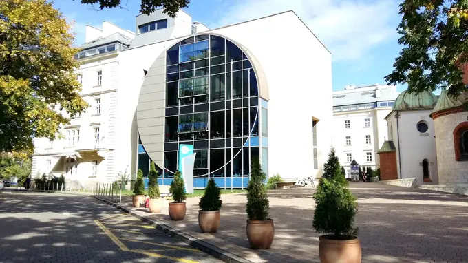 Nowoczesne skrzydło Uniwersytetu Ignatianum w Krakowie (UIK) – hologramy do legitymacji studenckiej i doktoranckiej