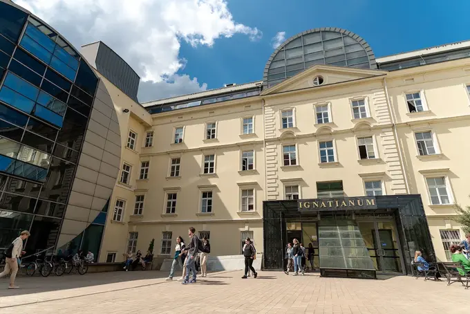 Studenci przed siedzibą Uniwersytetu Ignatianum w Krakowie (UIK) – hologramy kolekcjonerskie studenckie