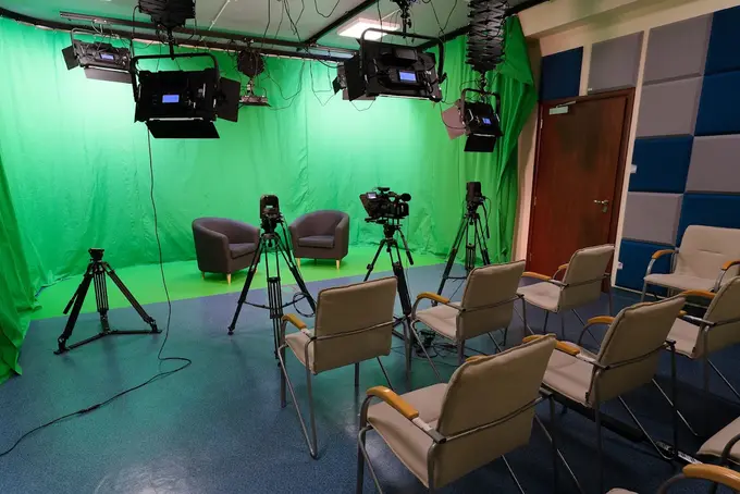Studio telewizyjne Uniwersytetu Ignatianum w Krakowie (UIK) – hologramy na legitymację doktorancką