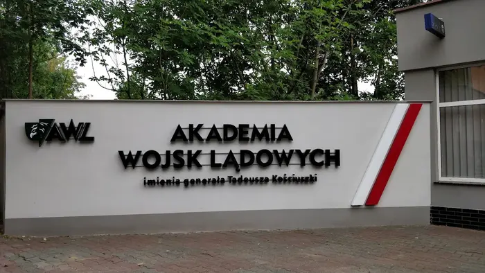 Logo i nazwa Akademii Wojsk Lądowych imienia generała Tadeusza Kościuszki we Wrocławiu