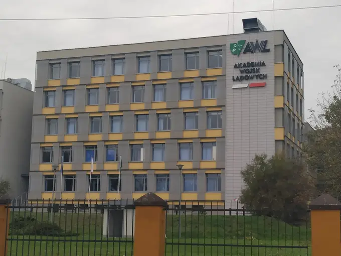Budynek Akademii Wojsk Lądowych we Wrocławiu z logo AWL na elewacji