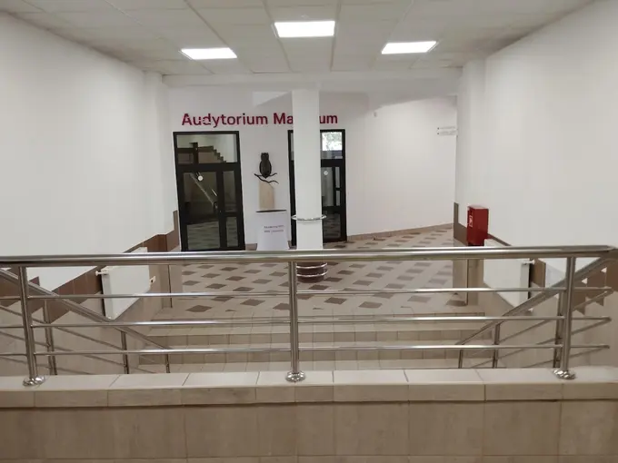Wejście do Auditorium Maximum Akademii WSB – hologramy kolekcjonerskie studenckie