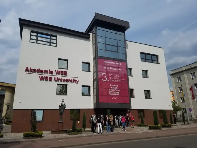 Frontowa elewacja Akademii WSB w Dąbrowie Górniczej – hologramy na legitymację doktorancką