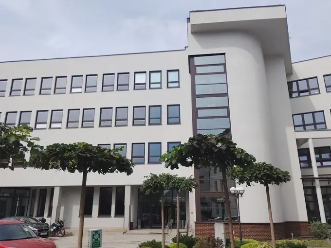 Budynek kampusu Akademii WSB w Dąbrowie Górniczej – naklejki do legitymacji studenckiej