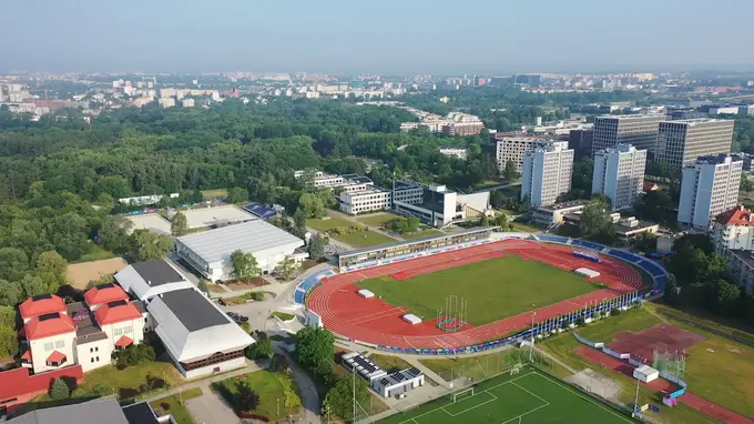 Stadion Akademii Wychowania Fizycznego w Krakowie z lotu ptaka – studenckie hologramy kolekcjonerskie AWF