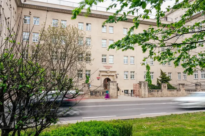 Wejście do Filii Uniwersytetu SWPS w Krakowie im. ks. Józefa Tischnera – studenckie hologramy kolekcjonerskie