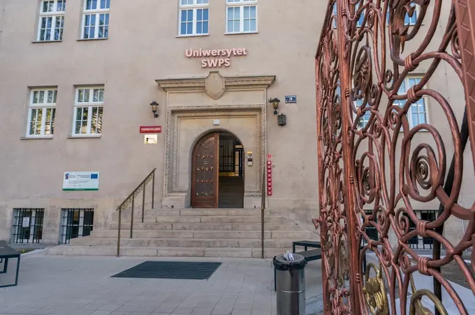 Wejście do Uniwersytetu SWPS w Krakowie – hologramy na legitymację doktorancką
