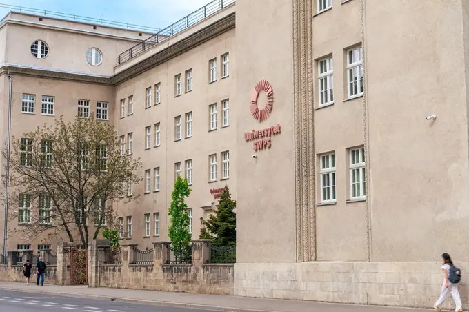 Budynek Filii Uniwersytetu SWPS w Krakowie im. ks. Józefa Tischnera – naklejki na legitymację studencką