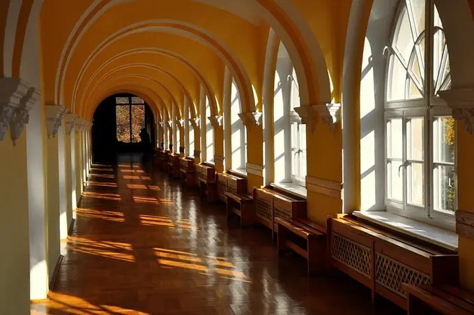 Arkadowy korytarz Katolickiego Uniwersytetu Lubelskiego – studenckie hologramy kolekcjonerskie KUL