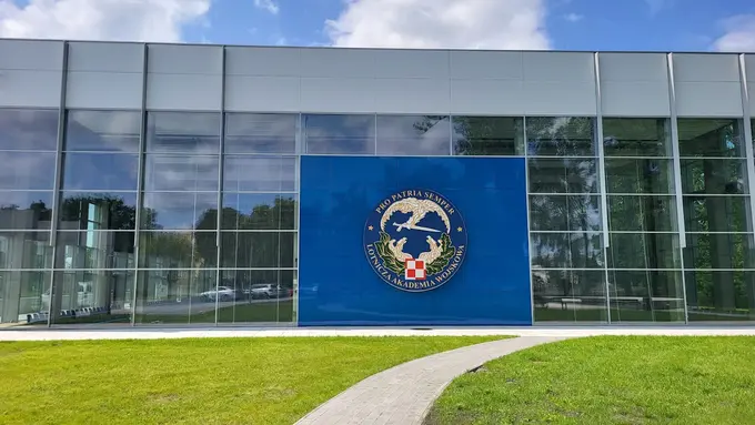 Nowoczesny budynek Lotniczej Akademii Wojskowej w Dęblinie – hologramy do legitymacji studenckiej i doktoranckiej