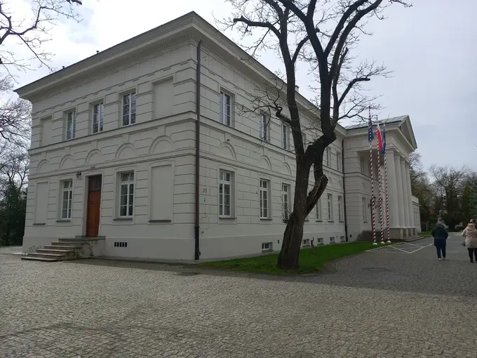 Rektorat Lotniczej Akademii Wojskowej widziany z boku – hologramy kolekcjonerskie studenckie