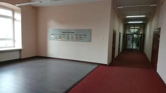 Korytarz w budynku Politechniki Częstochowskiej – hologramy kolekcjonerskie studenckie