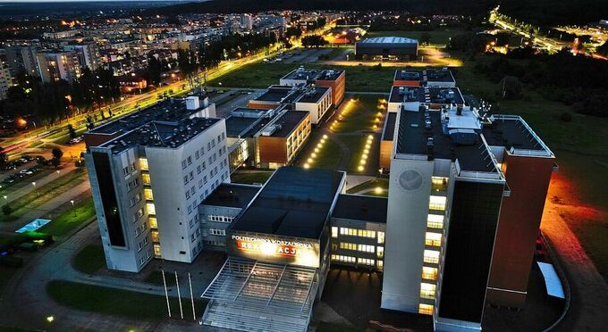Nocny widok na kampus Politechniki Koszalińskiej z lotu ptaka