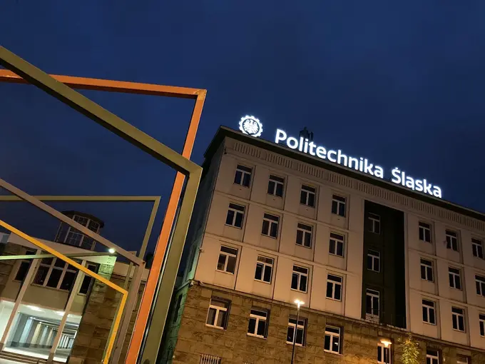 Nocny widok budynku Politechniki Śląskiej w Gliwicach – hologramy kolekcjonerskie studenckie