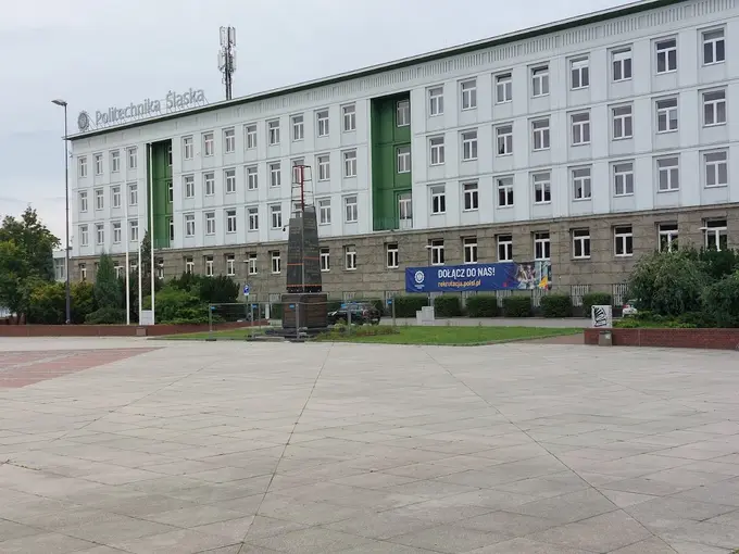 Główny budynek Politechniki Śląskiej w Gliwicach – naklejki na legitymację studencką