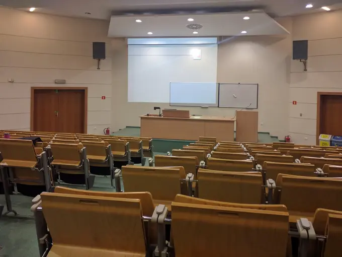 Sala wykładowa Uniwersytetu Andrzeja Frycza Modrzewskiego – hologramy do legitymacji studenckiej i doktoranckiej UAFM