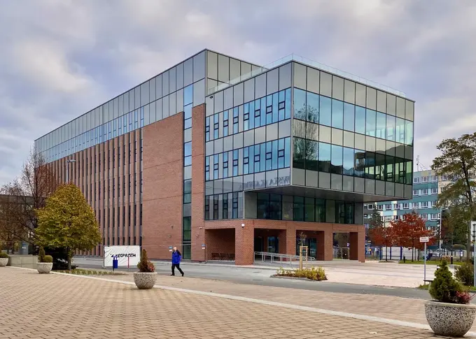 Nowoczesny budynek Uniwersytetu Andrzeja Frycza Modrzewskiego – studenckie hologramy kolekcjonerskie UAFM