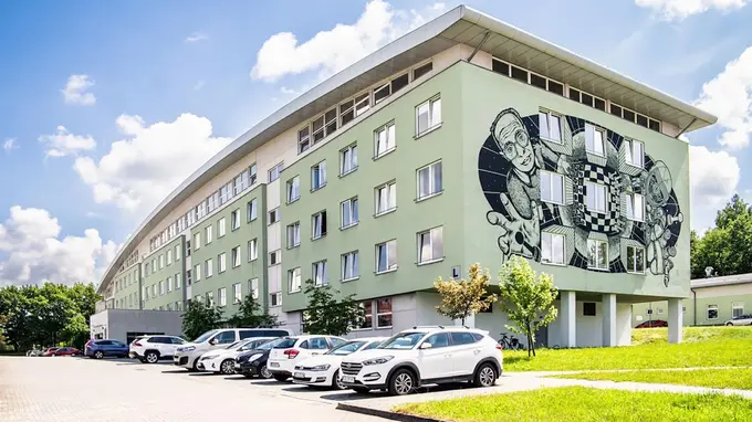 Kampus Uniwersytetu Bielsko-Bialskiego z muralem – hologramy do legitymacji studenckiej i doktoranckiej UBB