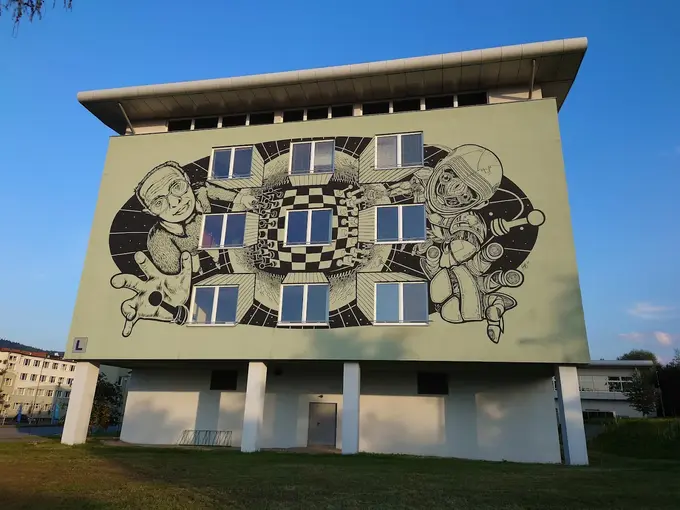 Mural na budynku Uniwersytetu Bielsko-Bialskiego – naklejki na legitymację studencką UBB