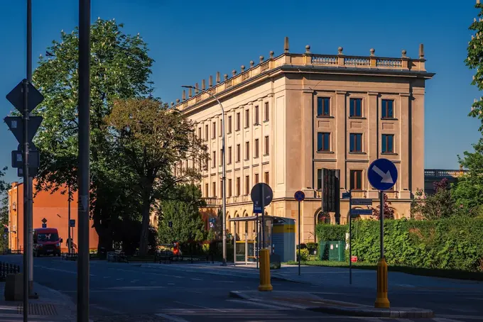 Budynek Uniwersytetu Jana Kochanowskiego w Kielcach widziany od strony ulicy – hologramy kolekcjonerskie studenckie